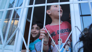 Oyuna daldılar, okulda mahsur kaldılar