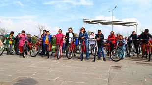 Sakarya'da yetim çocuklara bisiklet