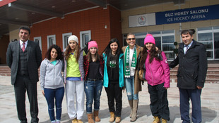 Şarkıcı Gülben Ergen kadın buz hokeycilerle buluştu