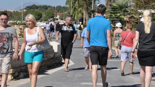 Turistler Antalyada sıcak havanın tadını çıkardı