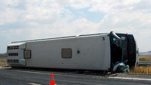 Yolcu otobüsü devrildi: 3 ölü, 40 yaralı