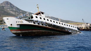 40 yıllık vapur, sirenlerle batırıldı