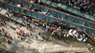 Hindistanda çöken köprüyü inşa eden şirketin yetkilileri gözaltına alındı!