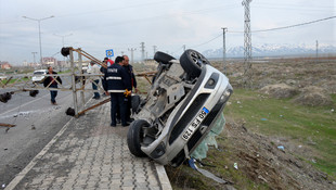 Ağrı'da otomobil direğe çarptı: 5 yaralı