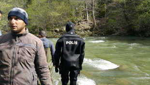 Ahşap köprüden ırmağa düşen kadının kaybolması