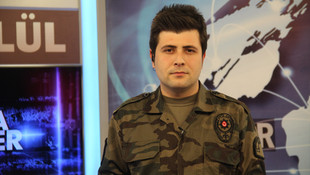 Ana haber bültenini özel harekat polisi kıyafetiyle sundu