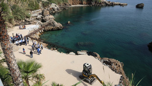 Antalya'da falezlere kurulan plaja yıkım