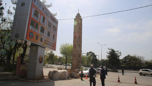 Aranan teröristlerin fotoğrafları billbordlarda