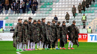 Azerbaycanlı futbolculardan askeri kıyafetli anma