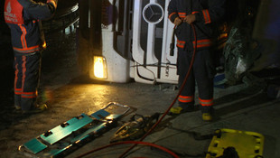 Bağcılar'da tır devrildi: 1 yaralı