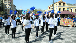 Beyaz balonlar otistik çocuklar için uçuruldu