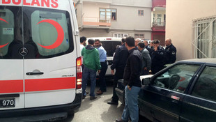 Bıçaklı saldırgandan kurtulmak için kendilerini balkona kilitlediler