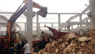 Bursa'da beton blok kamyonun üzerine devrildi: 1 ölü