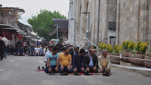 Ulu Cami cuma namazında vatandaşların akınına uğradı