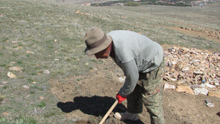 Çakıl taşları ile üçüncü Türk bayrağını yapıyor