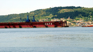 Çanakkale Boğazından yüzer havuz geçti