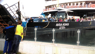 Çanakkale'de yolcu feribotu karaya oturdu