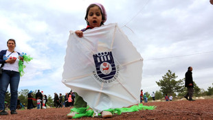 Karamanda uçurtma şenliğinde büyükler eğlendi