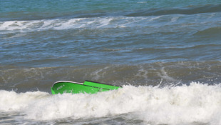 Dalgalara kapılan balıkçı çiftin teknesi alabora oldu