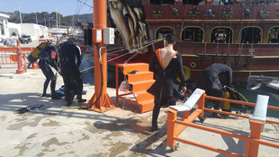 Dalgaların arasında kalan öğrencileri sahil güvenlik kurtardı