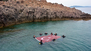 Dalgıçlar terörü protesto için denizde bayrak açtı