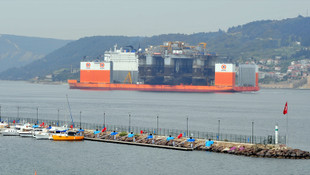 Dev platform Çanakkale Boğazı'ndan geçti