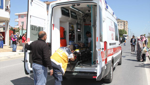 Düğün konvoyundan para almak isterken otomobil çarptı