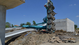 Edirne'de tabliye yerleştiren vinç devrildi