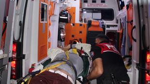 Eğlence mekanında oturanlara otomobil çarptı: 3 yaralı