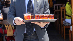 Emekli profesör öğrencilere yardım için garson oldu