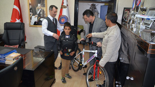 Emniyet müdüründen boyacı çocuğa ödül