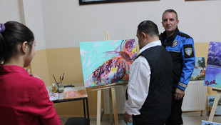 Engellilere sanatı ressam polis sevdiriyor