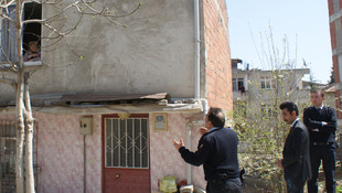 Evini tahliye etmek isteyen görevlilere silah çekti