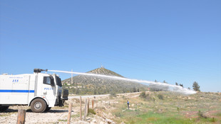 Fidan dikip TOMA'yla suladılar