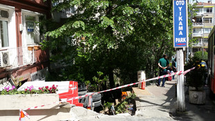 Freni boşalan kamyonet, apartman boşluğuna düştü