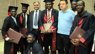 Ganalı öğrencilerin mezuniyet sevinci