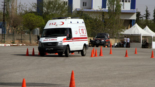 Gaziantep'te ambulans şoförleri zorlu parkurda ter döktü