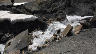 Göçük altında kalan işçiyi askerler kurtardı