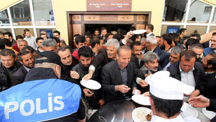 Hakkari'de polis vatandaşlara kavurma ve pilav dağıttı