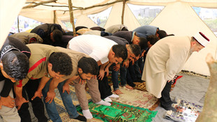 İdomeni'deki sığınmacı kampında cuma namazı