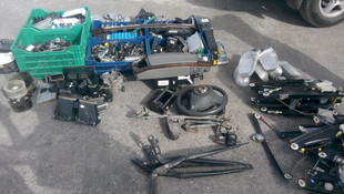 İzmirde kaçak 240 adet oto yedek parçası ele geçirildi