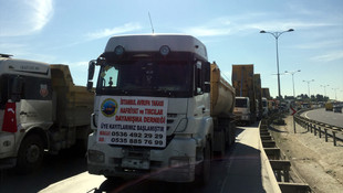 Kamyoncular, otoyolu trafiğe kapattı