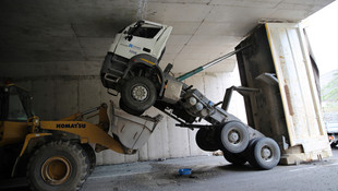 Kamyonun açılan damperi alt geçide çaptı sürücü yaralandı
