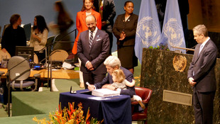 Kerry iklim anlaşmasını kucağında torunuyla imzaladı