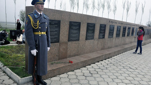 Kırgızistan'da devrim kurbanları anıldı