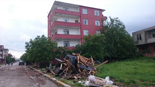 Kocaeli'de şiddetli fırtına 4 katlı binanın çatısını uçurdu
