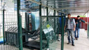 Köpek barınağının çatısına otomobil düştü: 1 yaralı