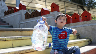 Kuş kafesleriyle otizme dikkati çektiler