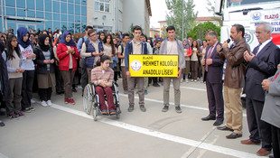 Liselilerden Bayırbucak'a un yardımı