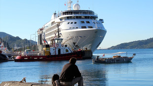 Lüks gemide yolcudan çok personel var